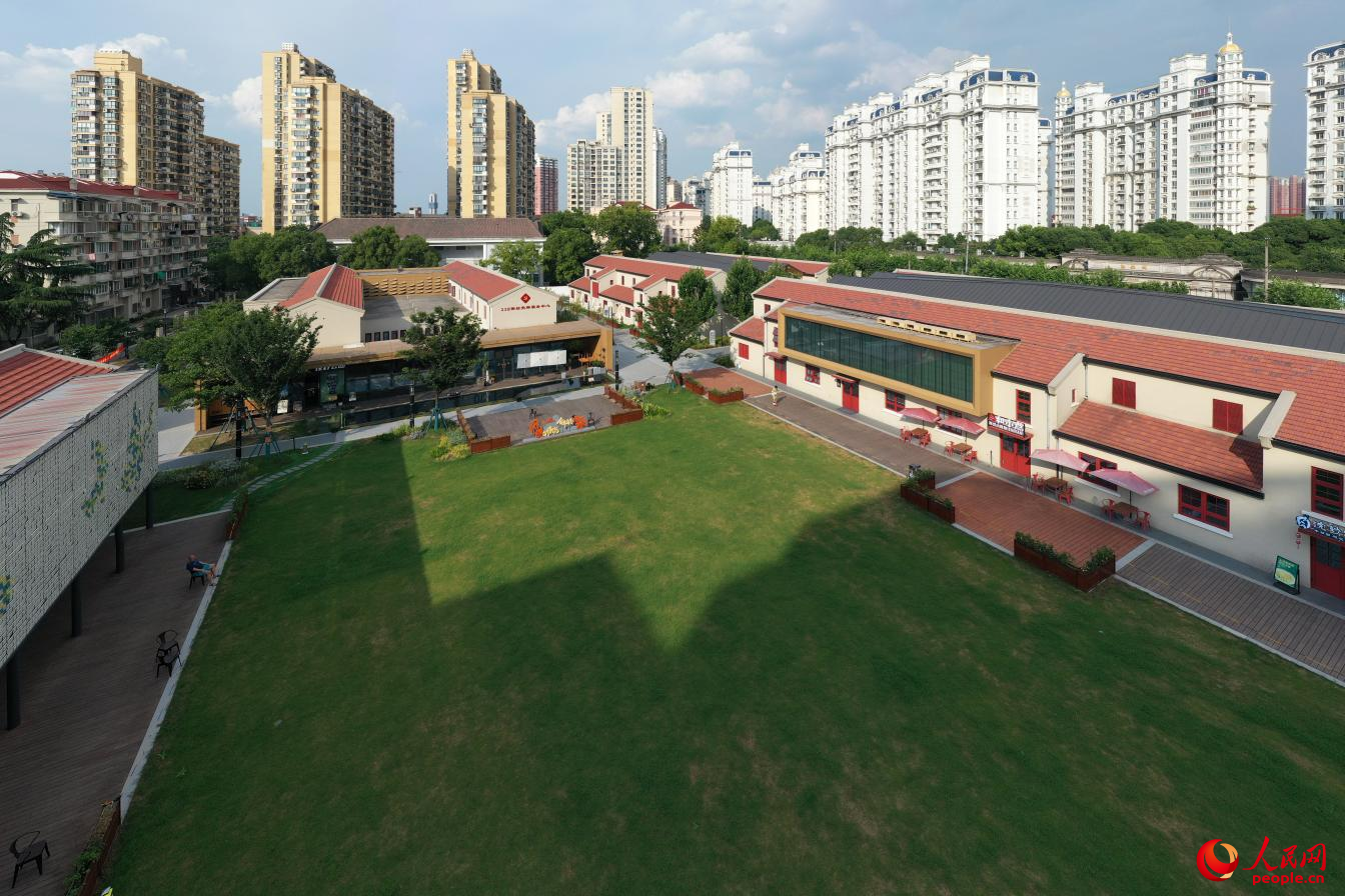 2024年7月8日航拍的228街坊中心草坪。2023年，228街坊煥新歸來，城市更新讓老街坊有了新活力。人民網記者 翁奇羽攝