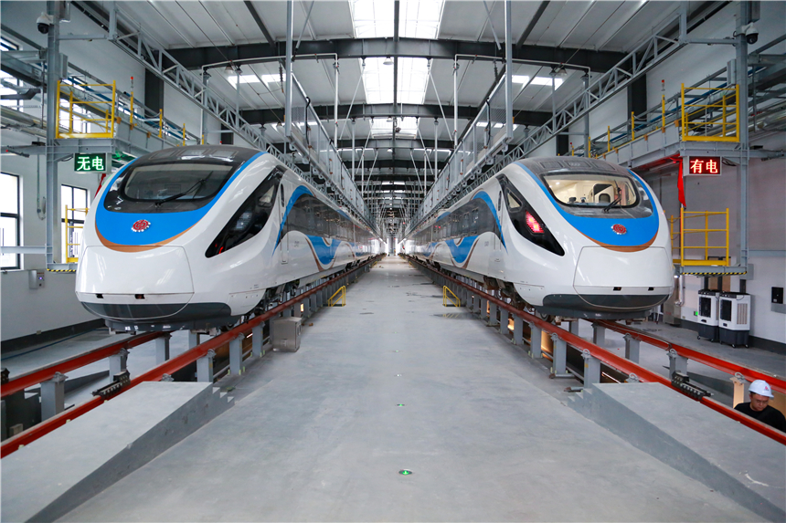 為滿足列車高速運行，車頭做了流線型設計。人民網記者 龔莎攝