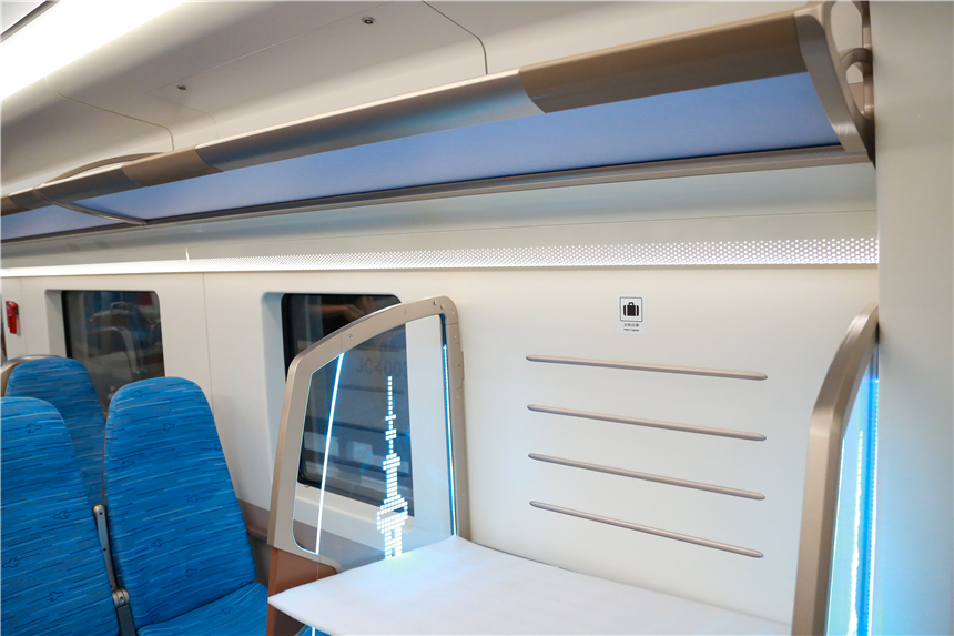 列車每節編組設有2個大型行李柜。人民網記者 龔莎攝