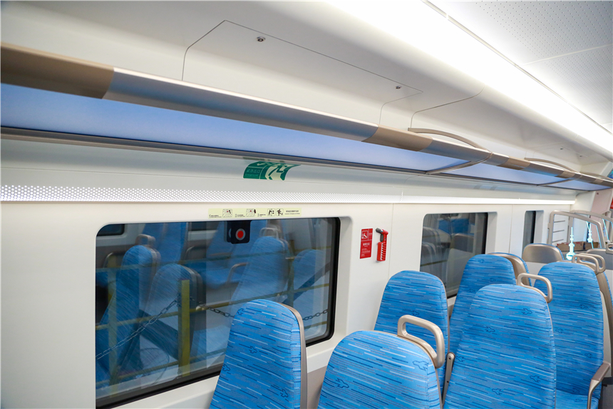 列車兩側設有頂部行李架。人民網記者 龔莎攝