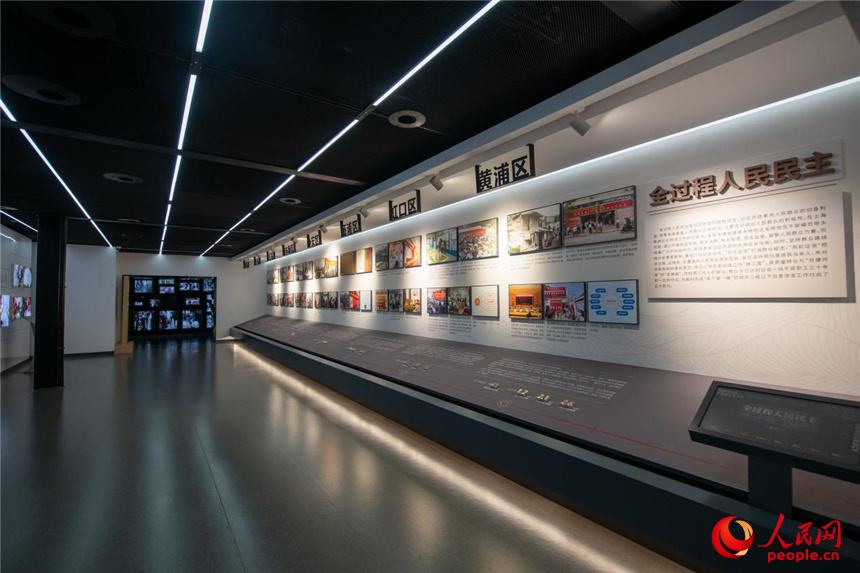 記錄城市發展歷程的展示墻。人民網記者 翁奇羽攝