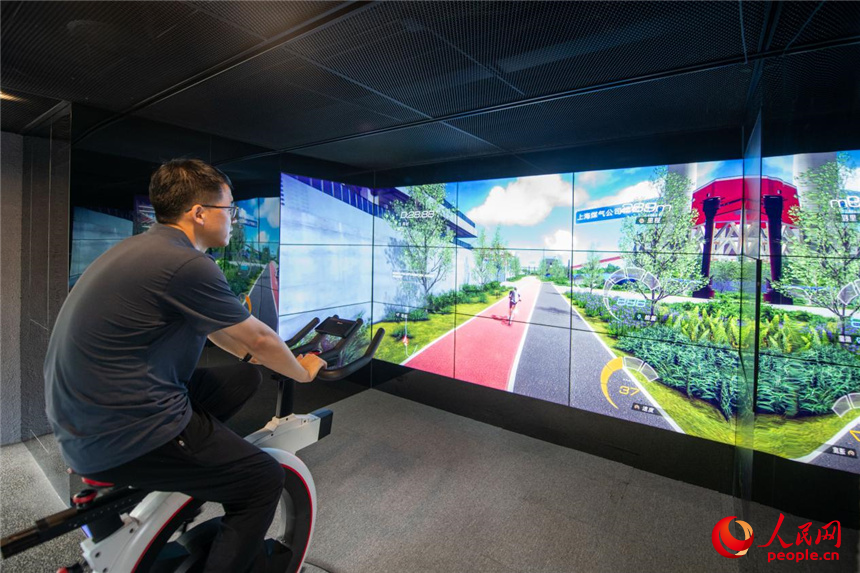 為了豐富游客體驗，館內特別設置了“漫游楊浦濱江”模擬騎行裝置，可以風雨無阻地欣賞5.5公里的楊浦濱江美景。人民網記者 翁奇羽攝
