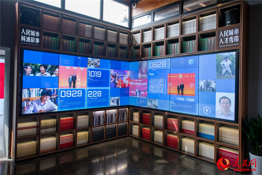 在“楊浦故事”的展示墻上，23位改革開放以來的先進人物都分別有一個意義深刻的數字，數字背后是一段段奮斗與奉獻的經歷。人民網記者 翁奇羽攝