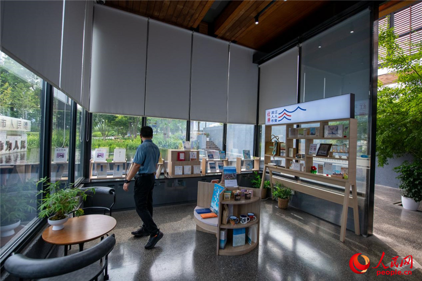 展館一樓設置了“書香空間”，供游客閱讀。人民網記者 翁奇羽攝