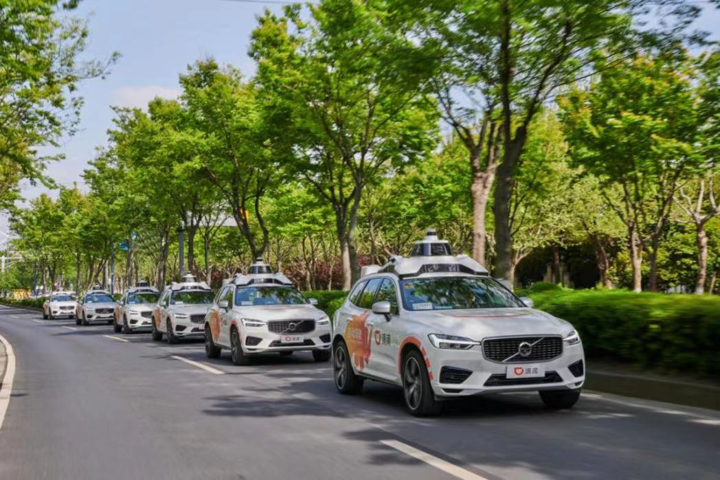 行駛在嘉定區城市道路上的自動駕駛網約車。嘉定區委宣傳部供圖