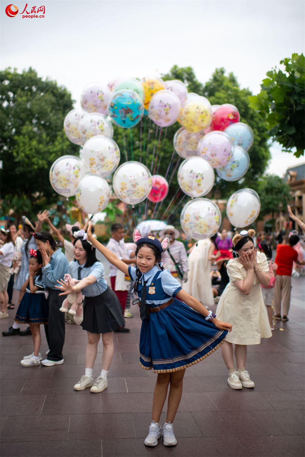 上海迪士尼樂園迎暑期熱。人民網記者 翁奇羽攝