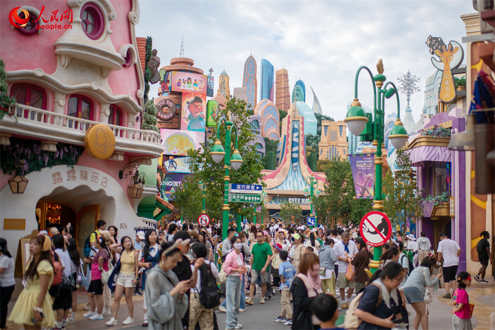 上海迪士尼樂園，游人如織。人民網記者 翁奇羽攝