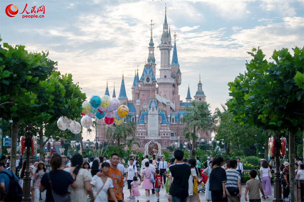 上海迪士尼樂園，游人如織。人民網記者 翁奇羽攝