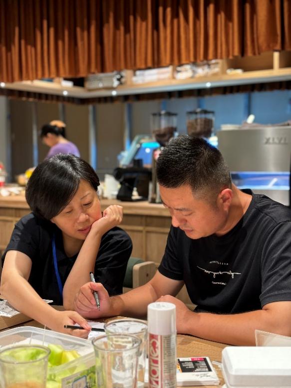 章莉莉(左)正在為新店開業做準備