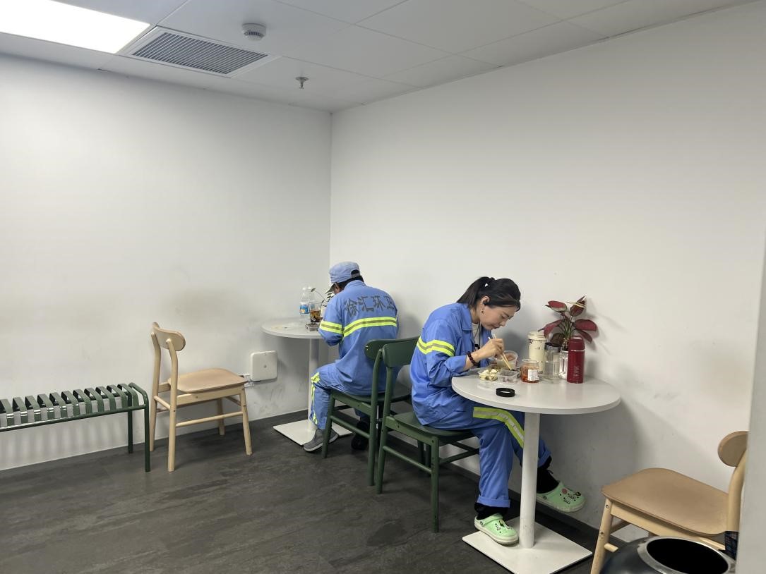 環衛工人在休息室用餐。 人民網記者 王文娟攝