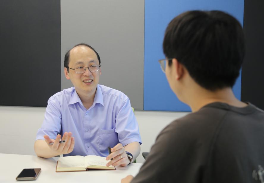 范征接待前來咨詢專利保護業務的園區企業。 人民網記者 董志雯攝