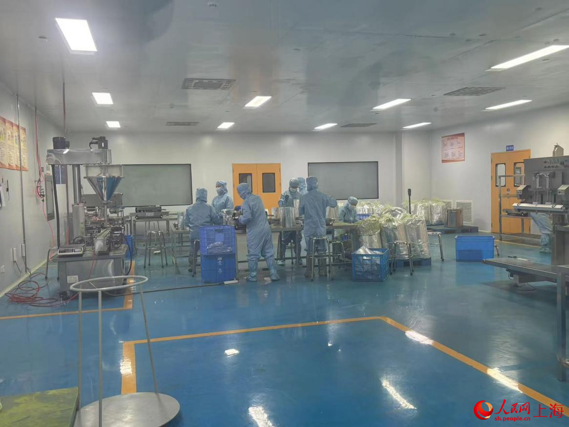 貴茶公司生產車間內，工人們井然有序地忙碌著。人民網記者 董志雯攝