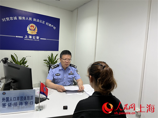 旅行社負責人遞交團簽材料。人民網記者 王文娟攝