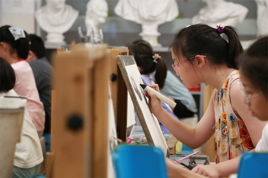 上海市青少年活動中心的素描課上，學員正切換不同畫筆，為作畫做最后打磨。