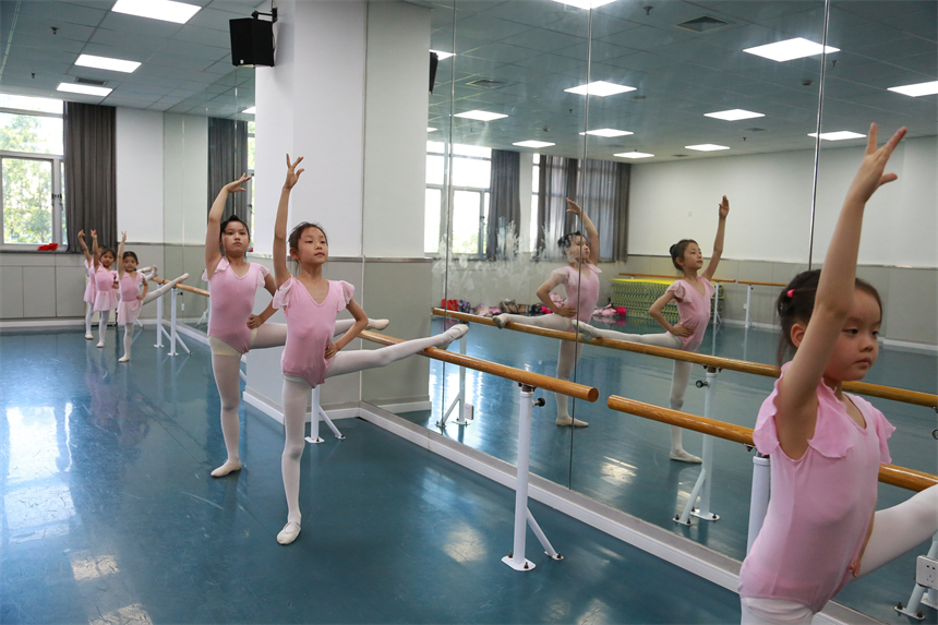 上海市黃浦區青少年科技活動中心內，學員正練習壓腿。