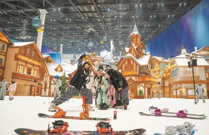 滑雪場內部雪景吸引了不少體驗者打卡。 記者 孟雨涵 攝