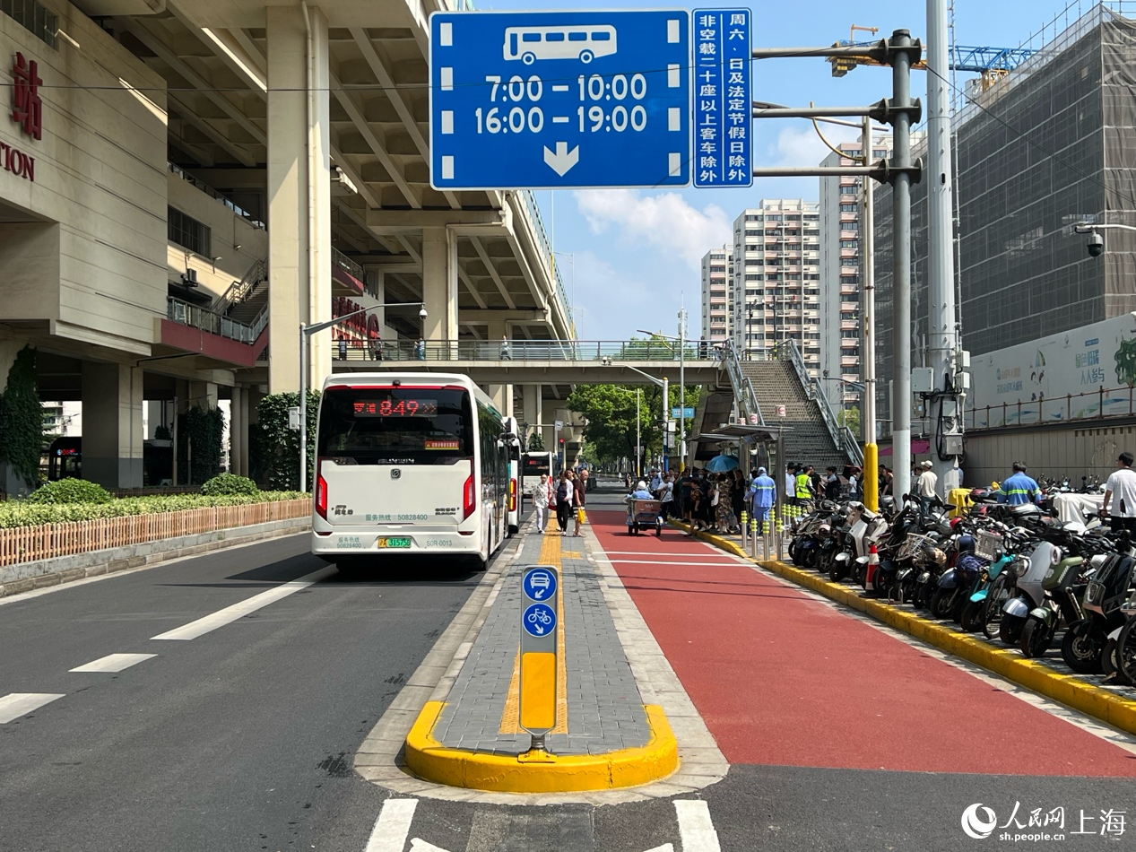 改造后的公交車站。人民網馬作鵬 攝