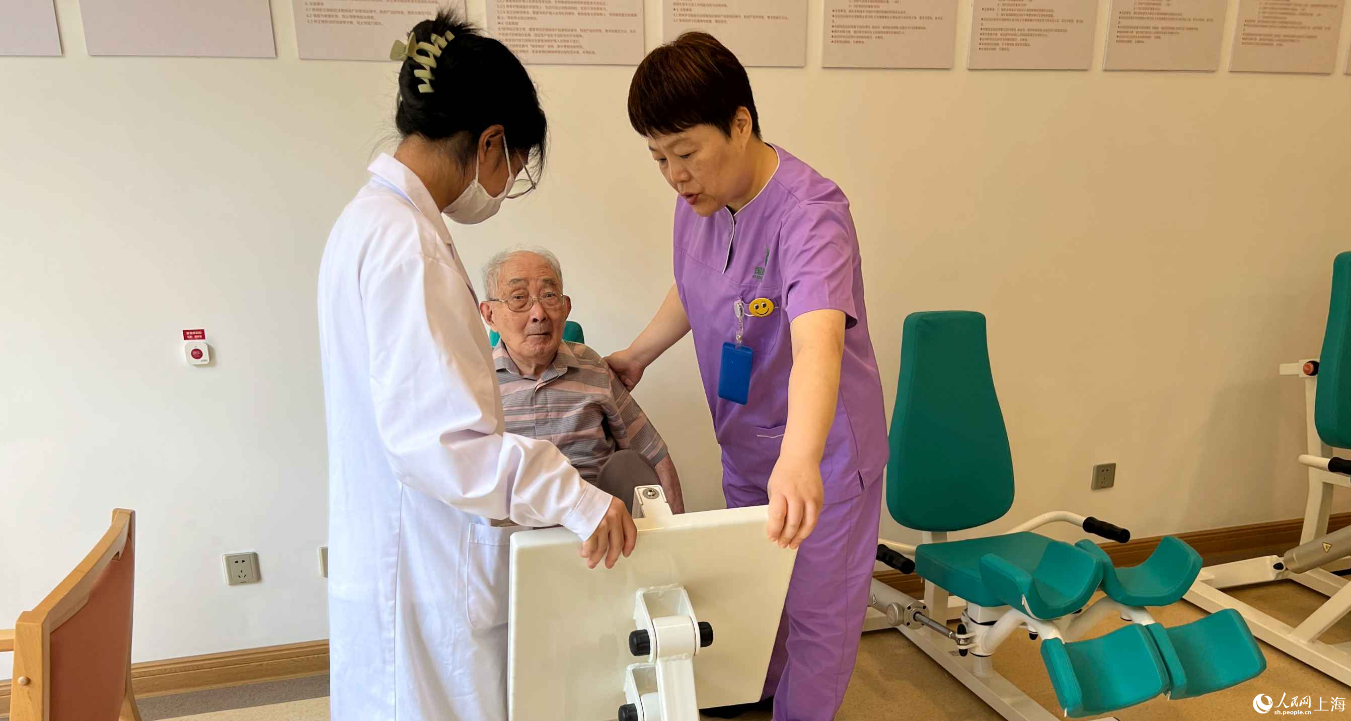 社區老人在醫護指導下做關節訓練。人民網馬作鵬 攝