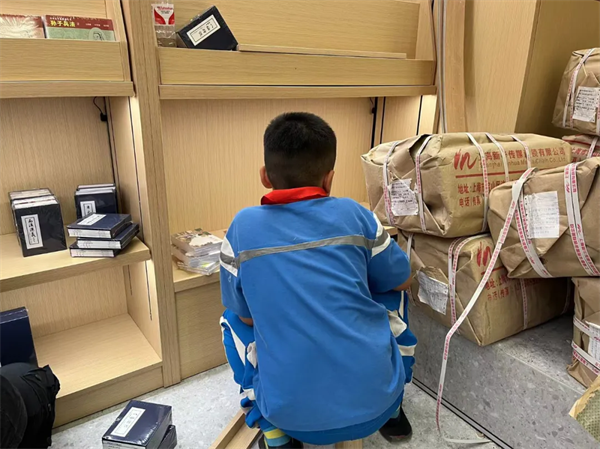 孩子們來幫著搬運圖書。受訪者供圖