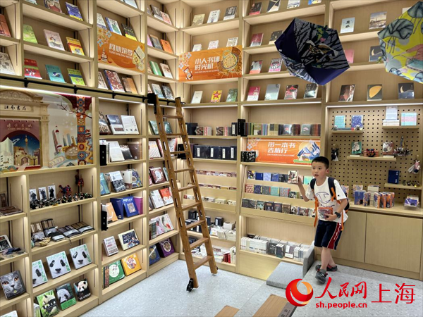 孩子在店內向朋友介紹書。人民網記者 王文娟攝