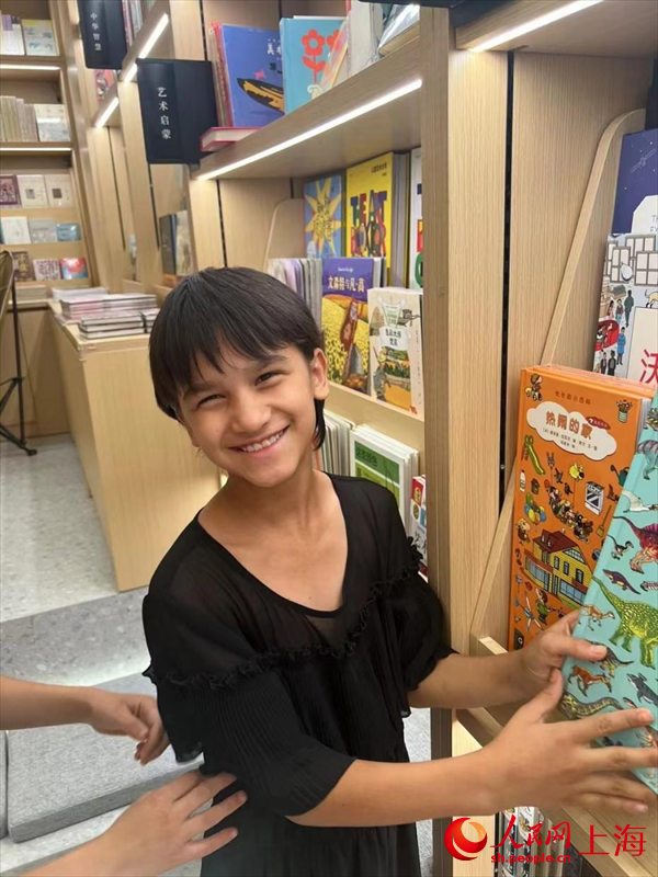 乃依瑪向記者介紹她看過的書。人民網記者 王文娟攝