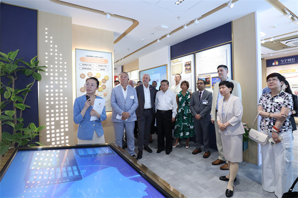 外籍人士參觀實踐點。 金松攝