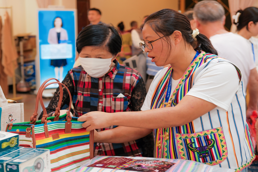 獨龍族位于云南省西北部的怒江傈僳族自治州貢山獨龍族怒族自治縣。獨龍毯是獨龍族婦女手工織制的一種傳統工藝品，其原材料主要來自山上野生的麻和自家種植的麻。制作獨龍毯過程繁復。經過設計師創意，獨龍毯包包更加時尚。身著獨龍毯馬甲的工作人員正在向市民介紹獨龍毯挎包。