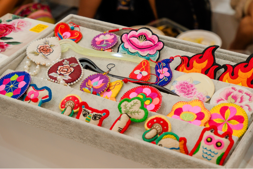 彝繡，擁有超過1700年的悠久歷史，是彝族服飾上獨特的文化符號和記憶載體。彝繡作品色彩斑斕、生動鮮活。在滬滇協作機制大力幫扶下，彩云繡娘正借助上海這個萬眾創新的國際大都市，讓傳統指尖藝術成為現代指尖產業。多年來，上海連續投入幫扶資金，援滇干部充分發揮滬滇協作的橋梁紐帶作用，持續助力楚雄推進彝繡的創造性轉化和創新性發展，塑造高端化、標準化、時尚化、國際化、現代化的云南彝繡品牌，助力云南打造全國民族刺繡非遺示范地、彝繡產業聚集發展新高地。