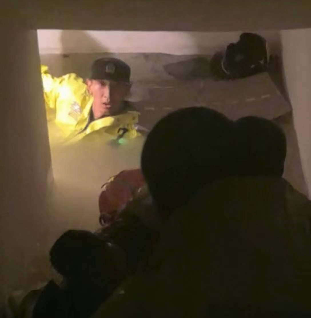 浦東公安分局萬祥派出所辦案隊長張齊匯和同事合力在轄區一小區地下車庫救出了一名被困群眾。