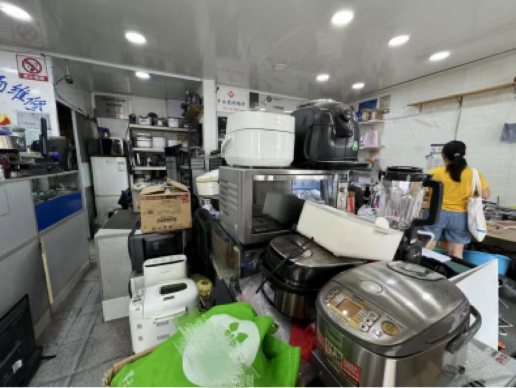 維修鋪內堆放著各種牌子的各類電器。人民網記者 龔莎攝