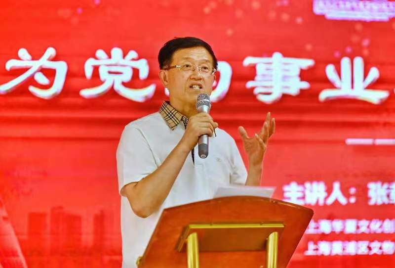 張載養在打浦橋街道作“憶黨史、話發展”宣講。