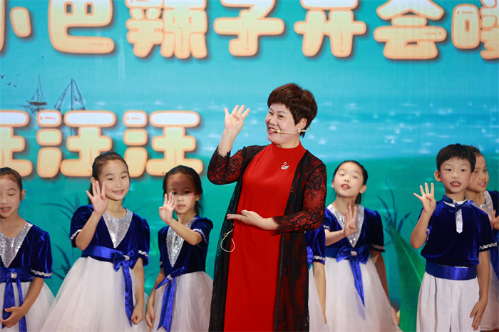 在閔行區關工委“春申·講好閑話”關心下一代項目中，老同志與青少年學生用滬語共同演繹滬語童謠和紅色情景劇。