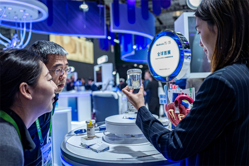 工作人員介紹全球首展的產品。 人民網記者 王初 攝