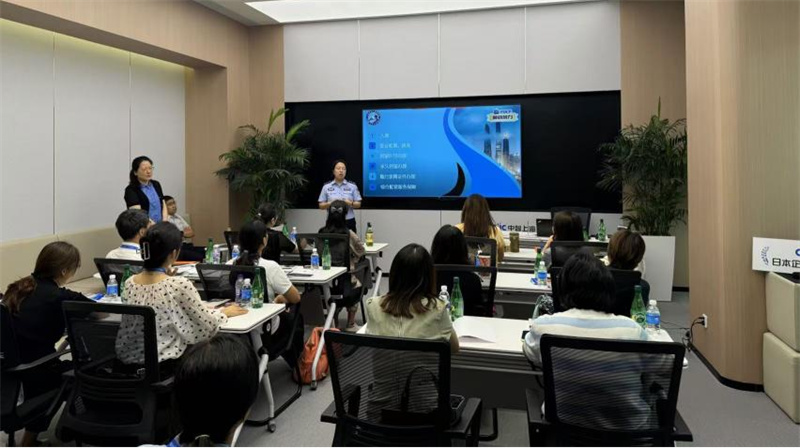 市公安出入境部門在海外人才直聯平臺(虹橋)做政策宣講