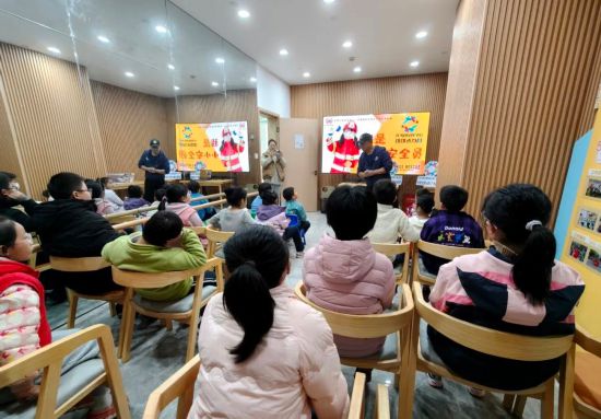 和“小小安全員”一起，對樓道堆物說“NO”！