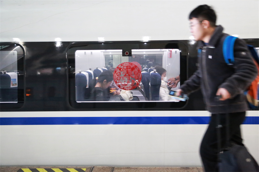 2025年春運上海首趟臨客列車開啟“回家路”