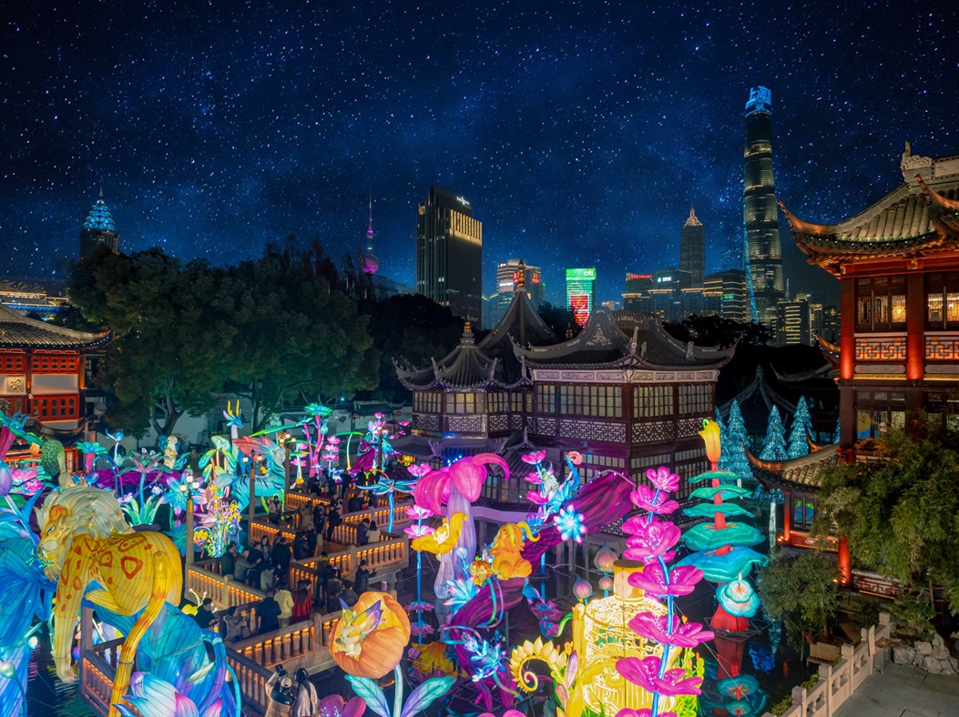 乙巳蛇年來臨之際，上海豫園燈會再度點亮城市夜空。豫園商城供圖