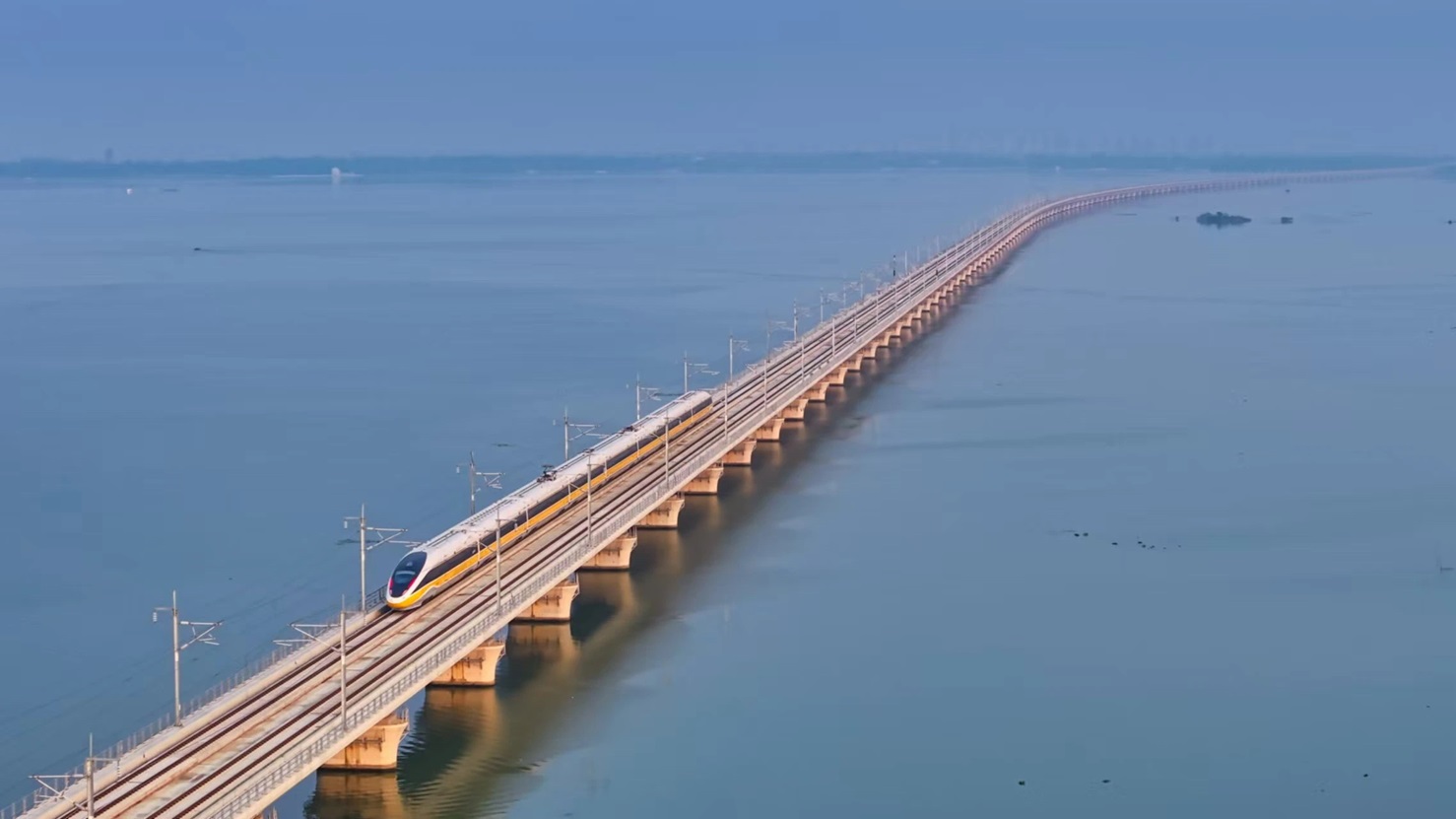 滬蘇湖高鐵穿水而過。資料圖片