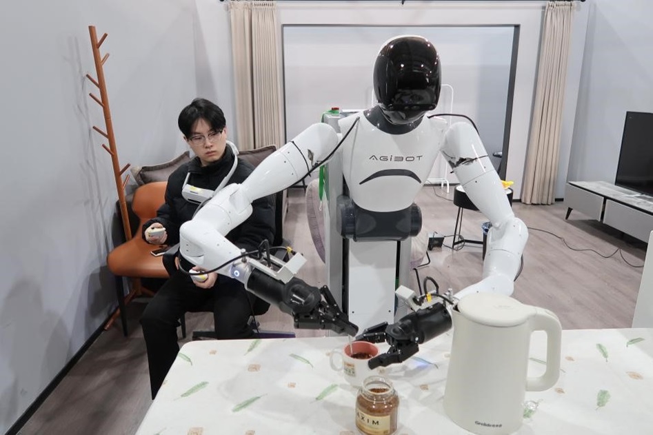 張江機器人谷，數據采集師訓練人形機器人倒咖啡。季覺蘇攝