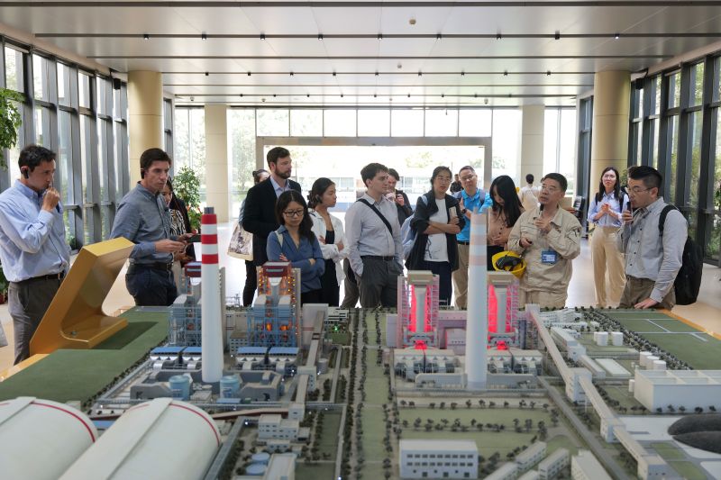 美國青年學者代表團參觀上海外高橋第三發電中心。