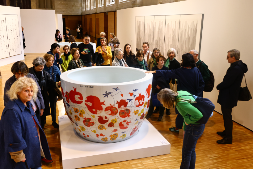 法國吉美博物館專業人士觀看《陳家泠：水岸丹青》藝術展。