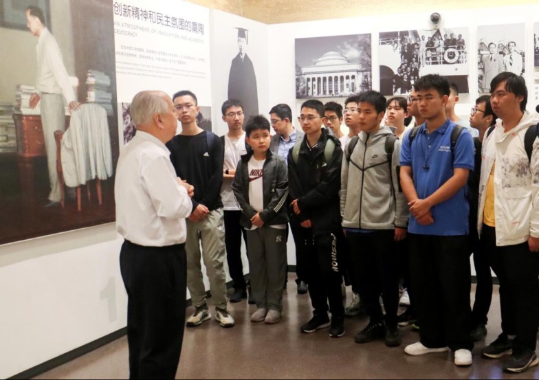 在上海交通大學錢學森圖書館展廳開展的“大思政課”現場教學。