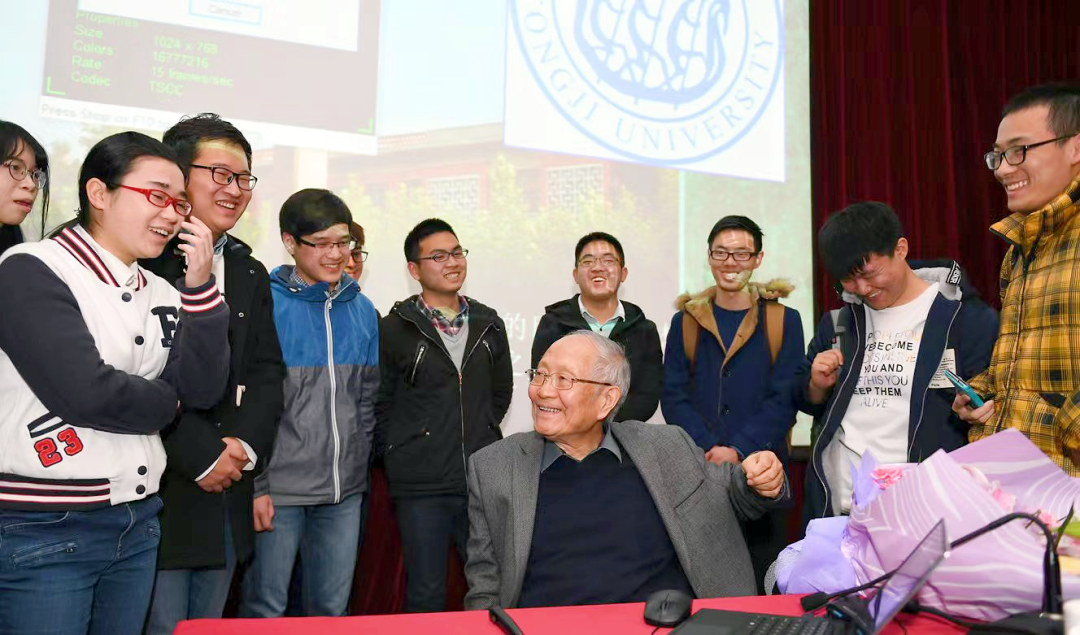 同濟大學汪品先院士為學生講授“中國道路”課后與學生交流。