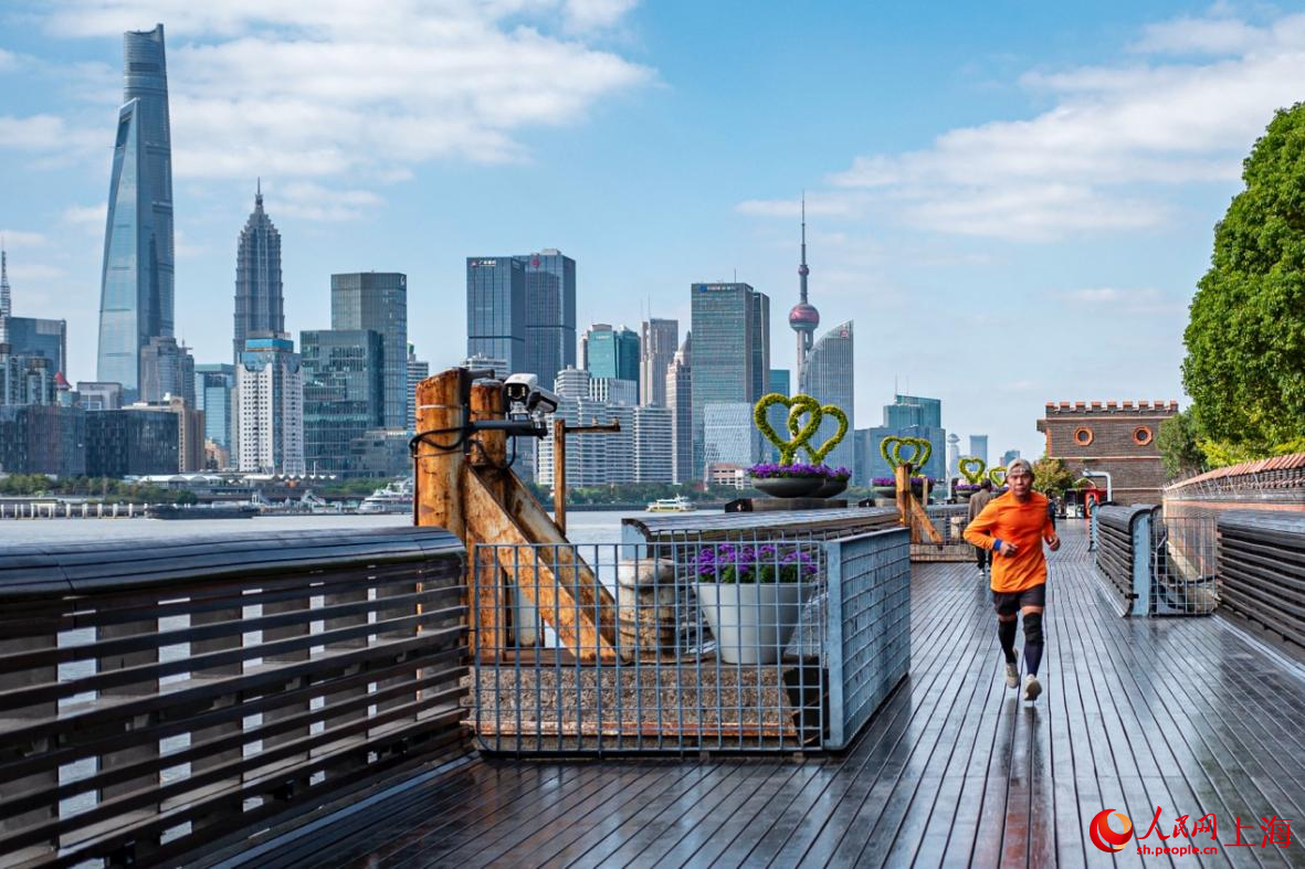 清晨，市民在楊浦濱江運動。 人民網記者 王初攝