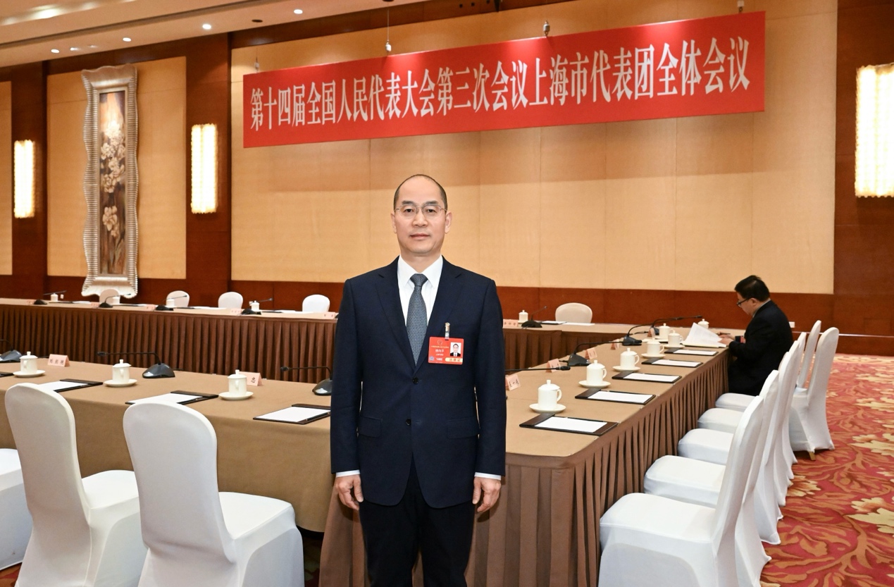 全國人大代表，中國移動上海公司黨委書記、董事長、總經理樓向平