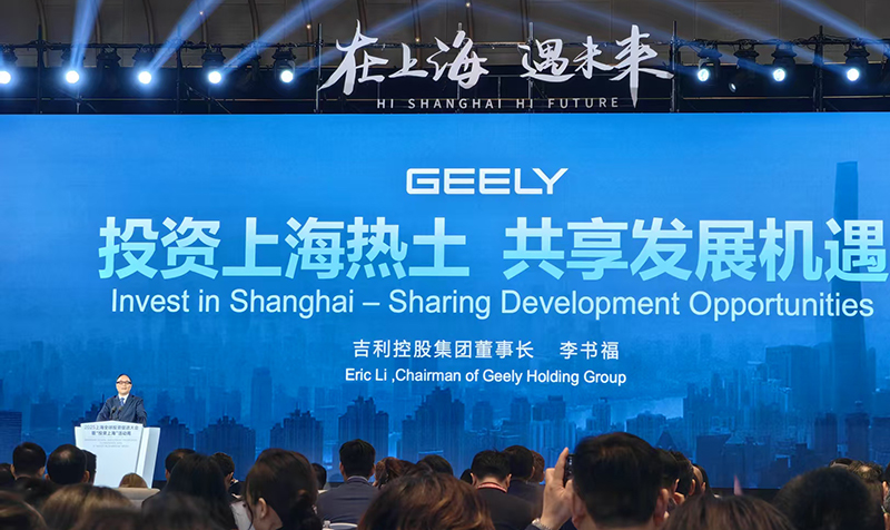 李書福戴AR眼鏡“脫稿”演講。人民網記者 唐小麗攝