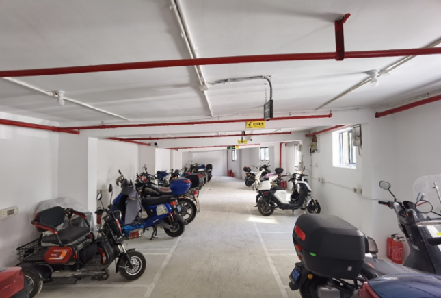 經過綜合整治，小區非機動車有序停放。大寧路街道供圖