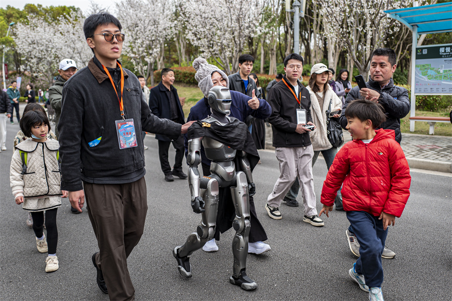 機器人走秀，與游客同賞櫻花。人民網記者 王初攝