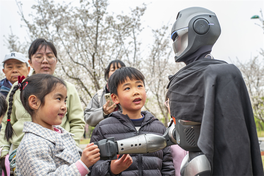 機器人走秀，與游客同賞櫻花。人民網記者 王初攝