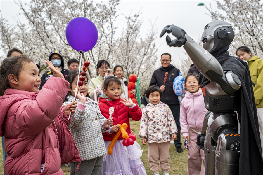 機器人走秀，與游客同賞櫻花。人民網記者 王初攝